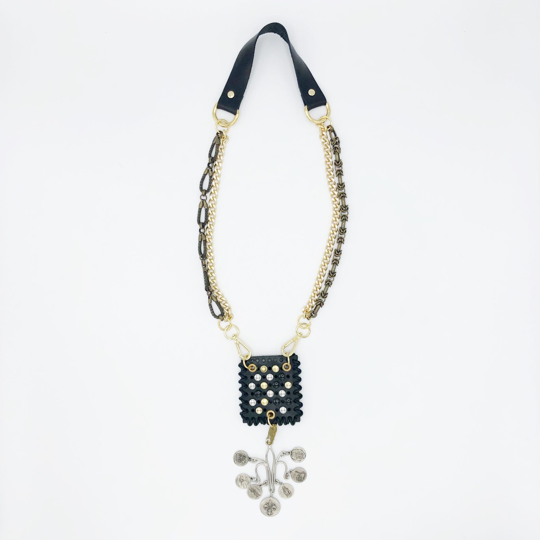 talisman en cuir à porter autour du cou ou de la taille,taille miniature, on peut par exemple y glisser un mot doux et y accrocher un bijoux.